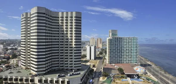 Hoteles Cohiba y Riviera (0.5 km)