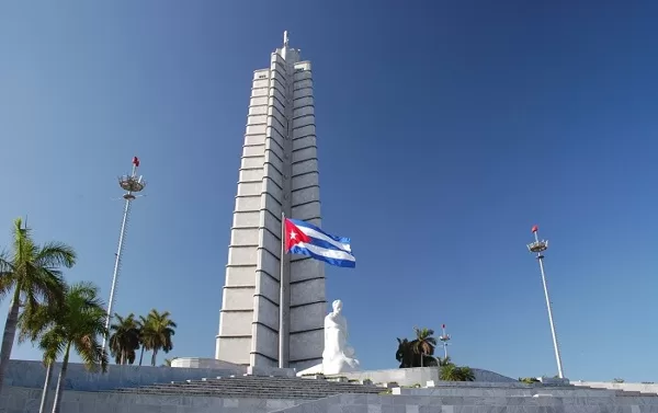 Plaza de la Revolución (2.2 km)