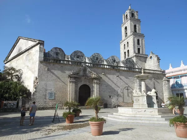 Plaza San Francisco de Asis, Habana Vieja (Casco Histórico, 7 km)