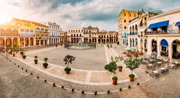 Plaza Vieja, Habana Vieja (Casco Histórico, 7 km)