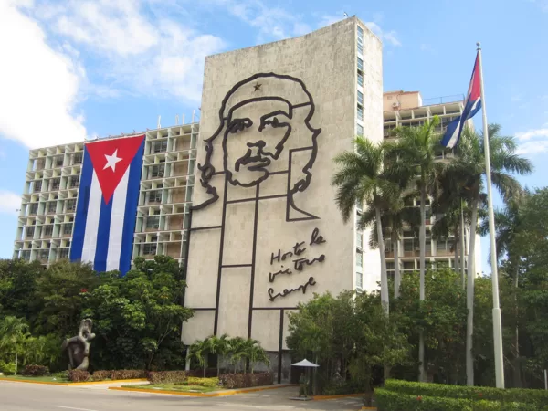 Plaza de la Revolución (1.5 km)